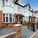 Spacious 4-Bed House Direct Link To Central London Pass The Keys
