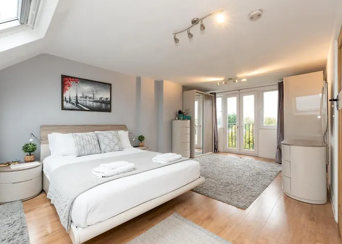 Spacious 4-Bed House Direct Link To Central London Pass The Keys