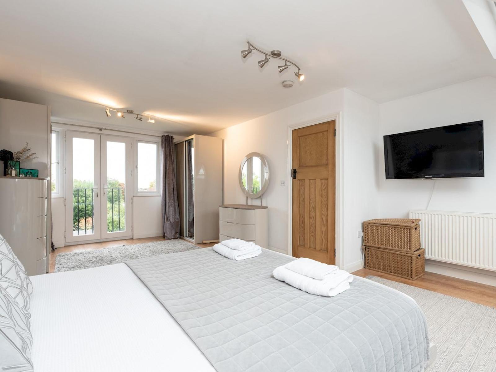 Casa vacanze Spacious 4-bed House Direct Link To Pass The Keys