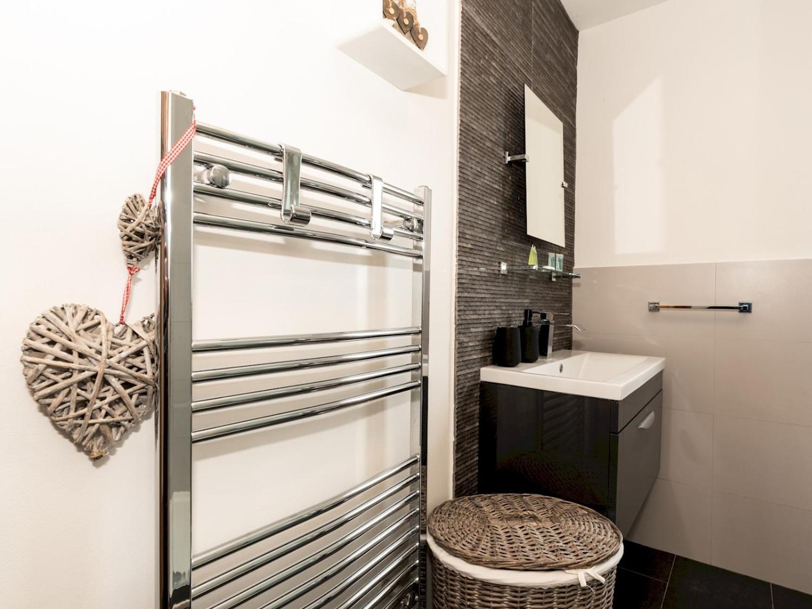 Casa vacanze Spacious 4-bed House Direct Link To Pass The Keys