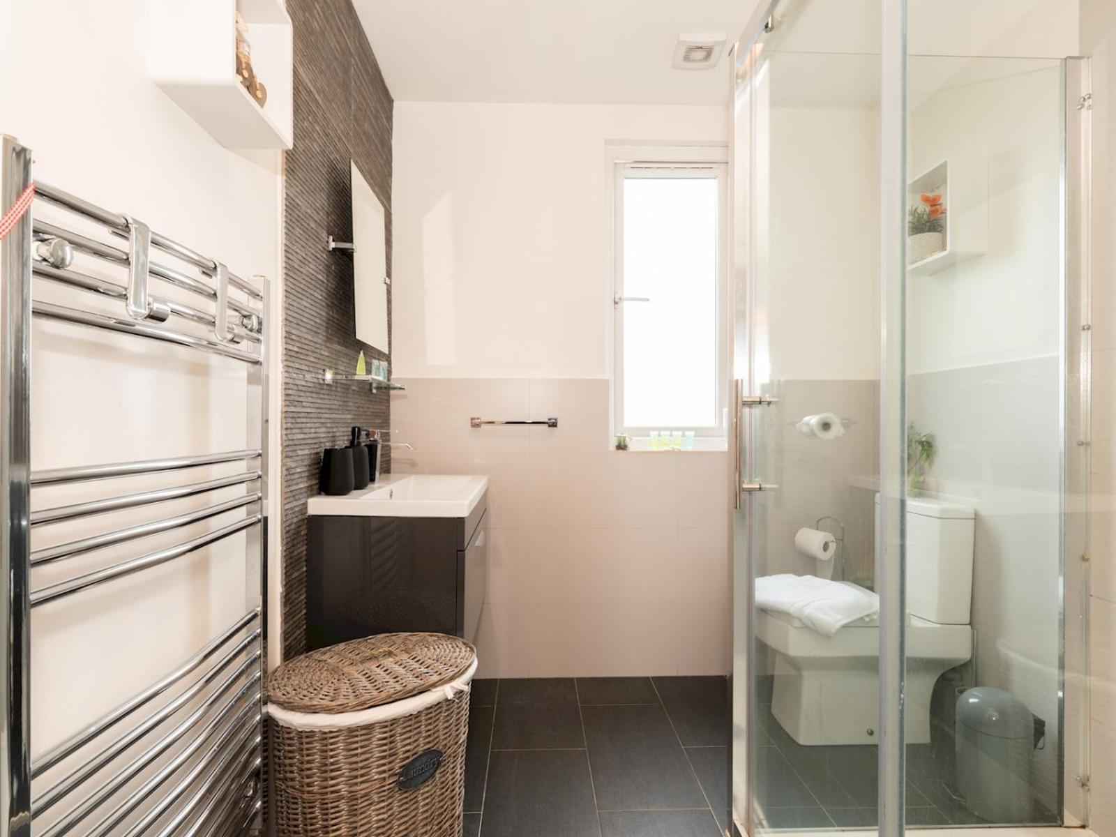 Spacious 4-bed House Direct Link To Pass The Keys *