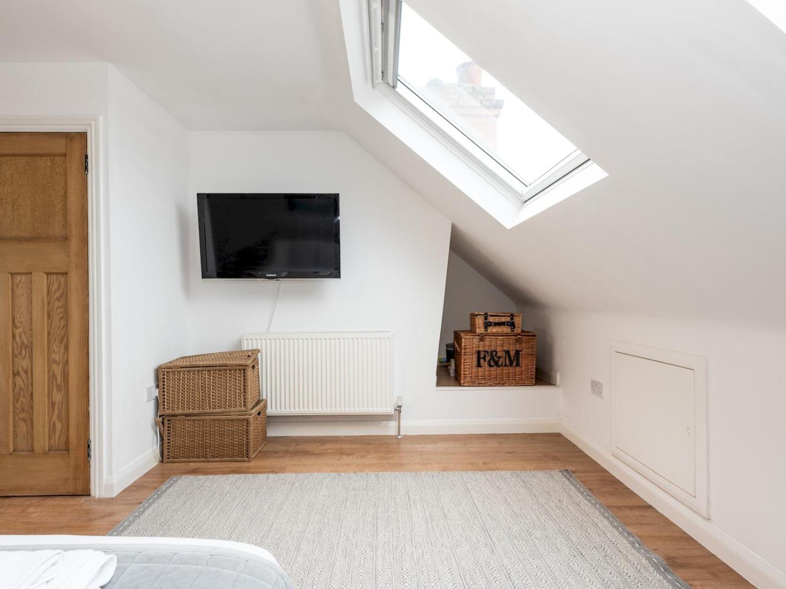 Spacious 4-bed House Direct Link To Pass The Keys