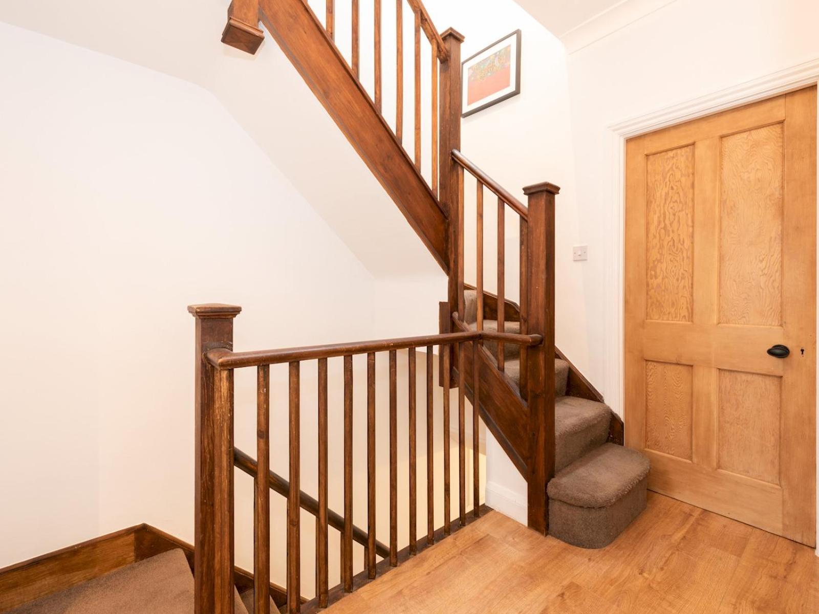 Spacious 4-bed House Direct Link To Pass The Keys