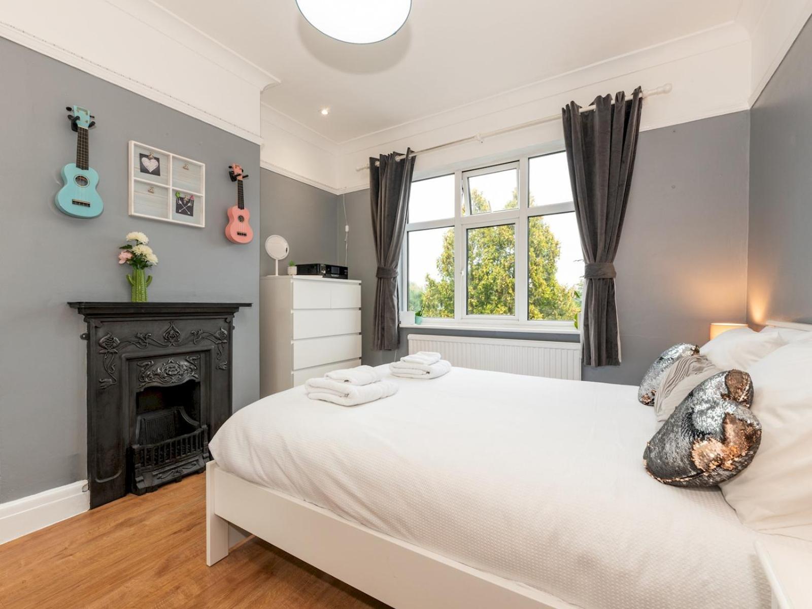 Spacious 4-bed House Direct Link To Pass The Keys *
