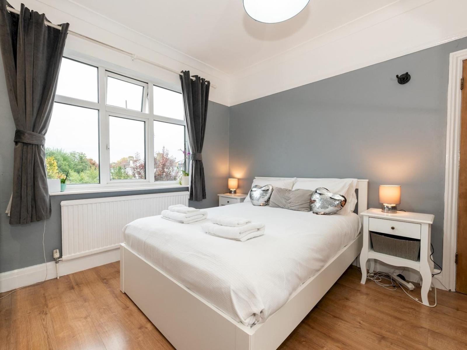 Spacious 4-bed House Direct Link To Pass The Keys