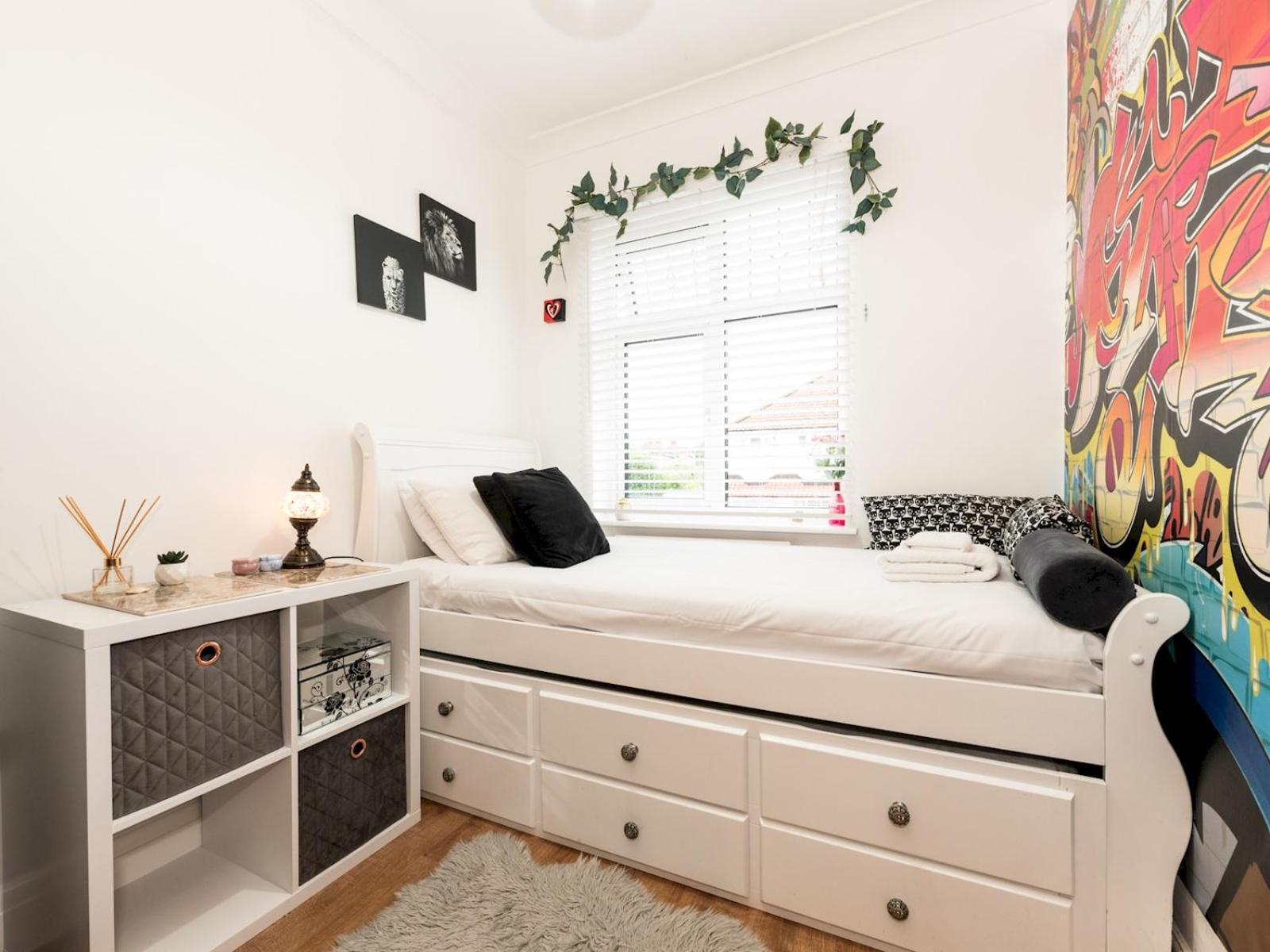Spacious 4-bed House Direct Link To Pass The Keys Londra