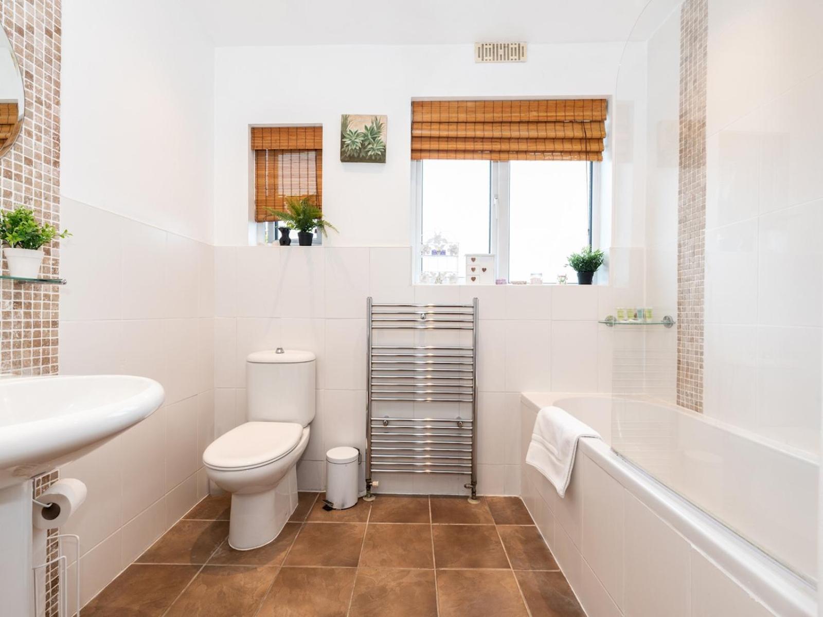 Spacious 4-bed House Direct Link To Pass The Keys