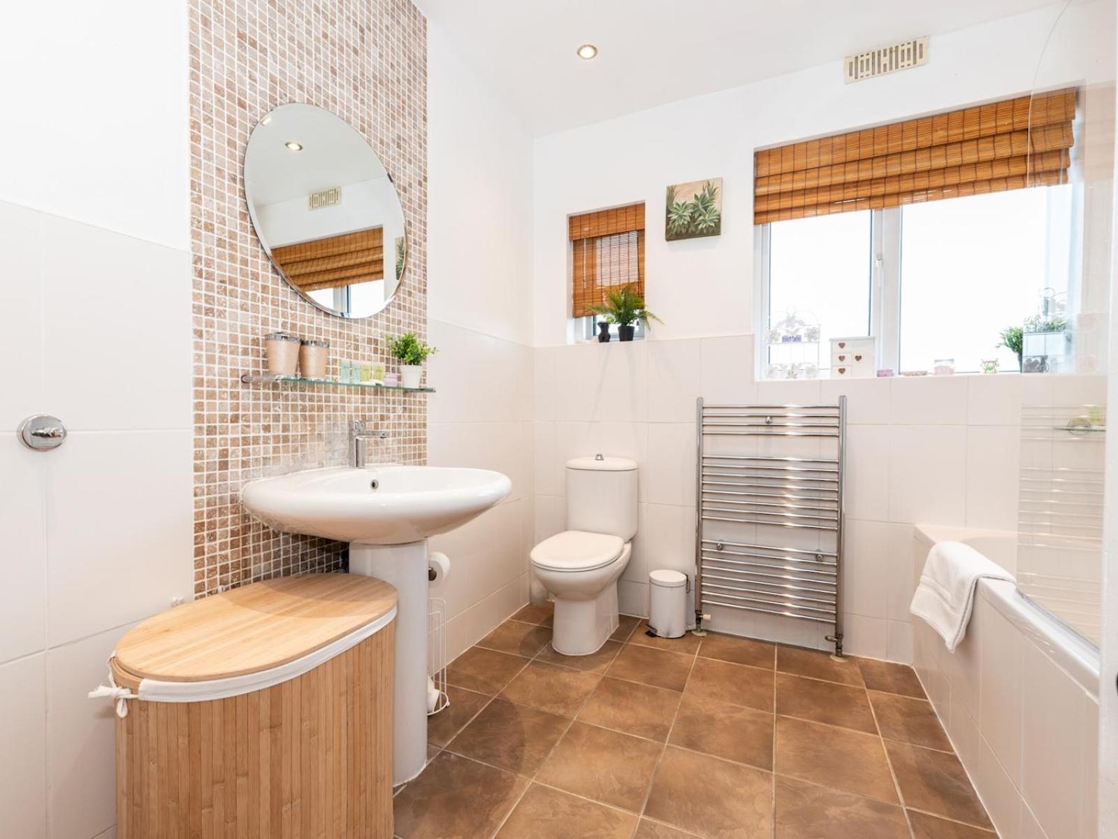 Casa vacanze Spacious 4-bed House Direct Link To Pass The Keys