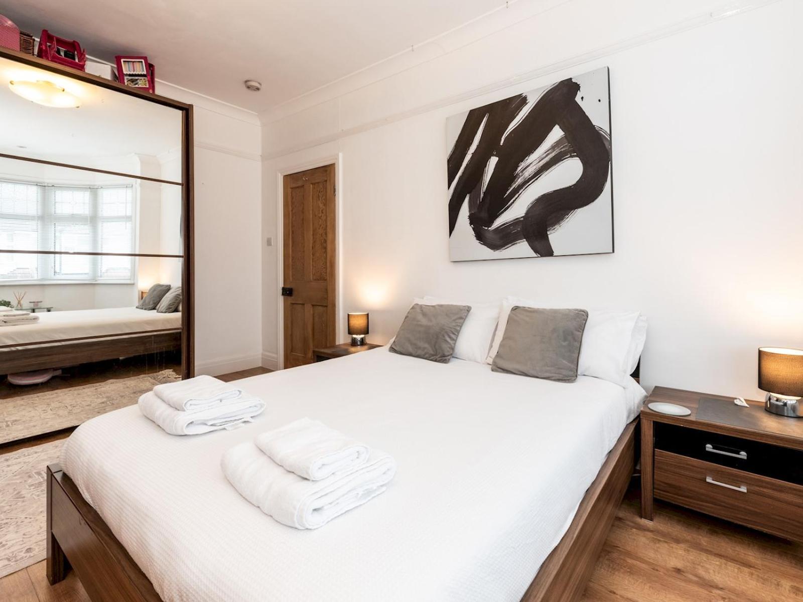 Casa vacanze Spacious 4-bed House Direct Link To Pass The Keys *