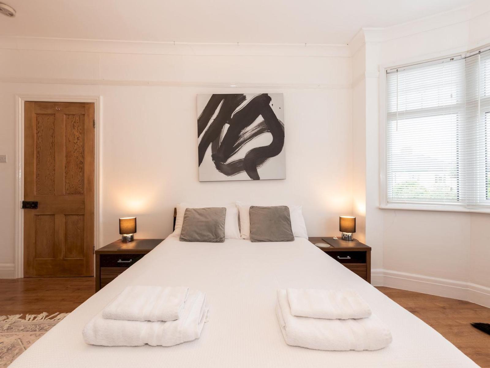 Spacious 4-bed House Direct Link To Pass The Keys *