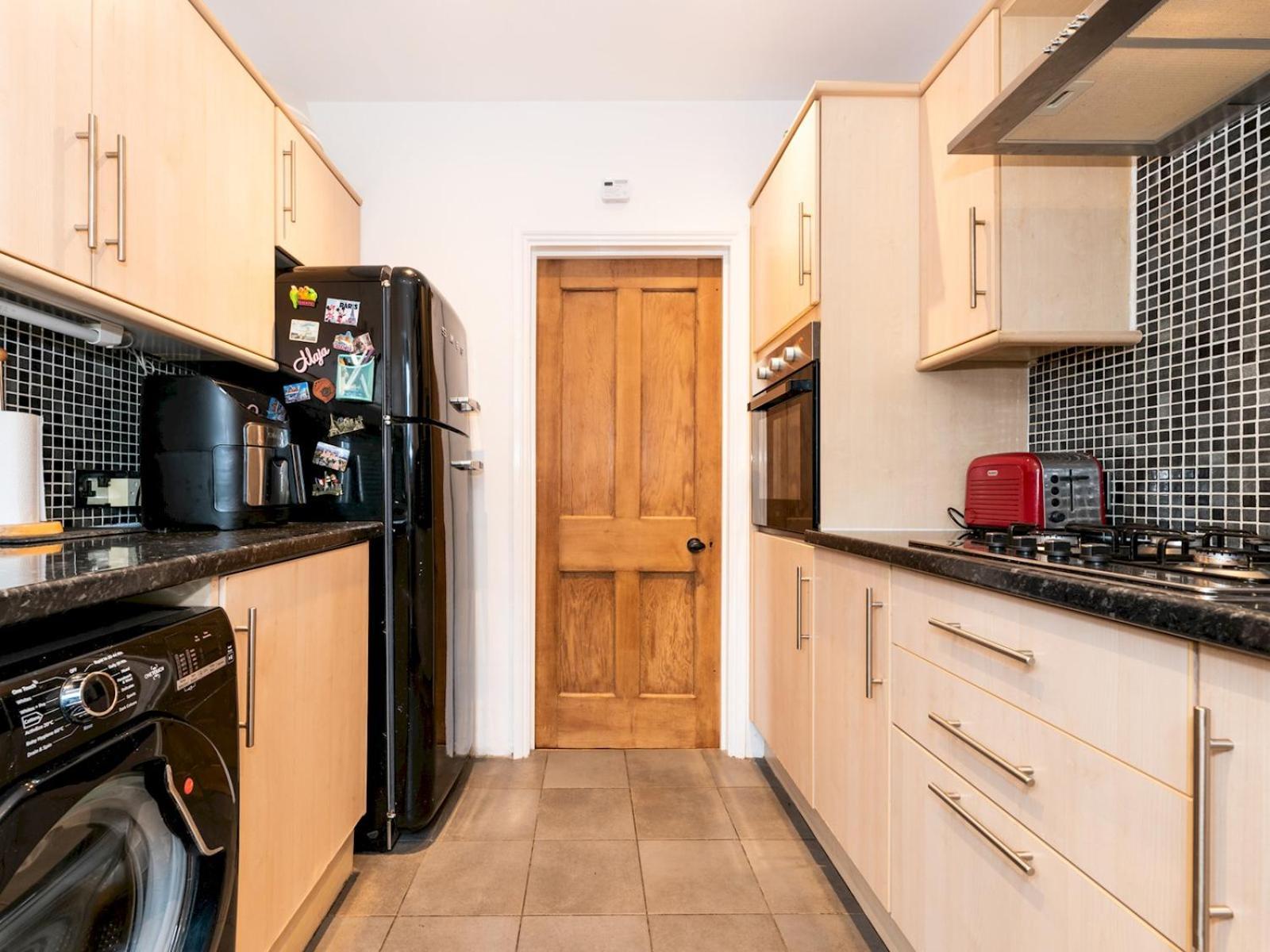 Spacious 4-bed House Direct Link To Pass The Keys *