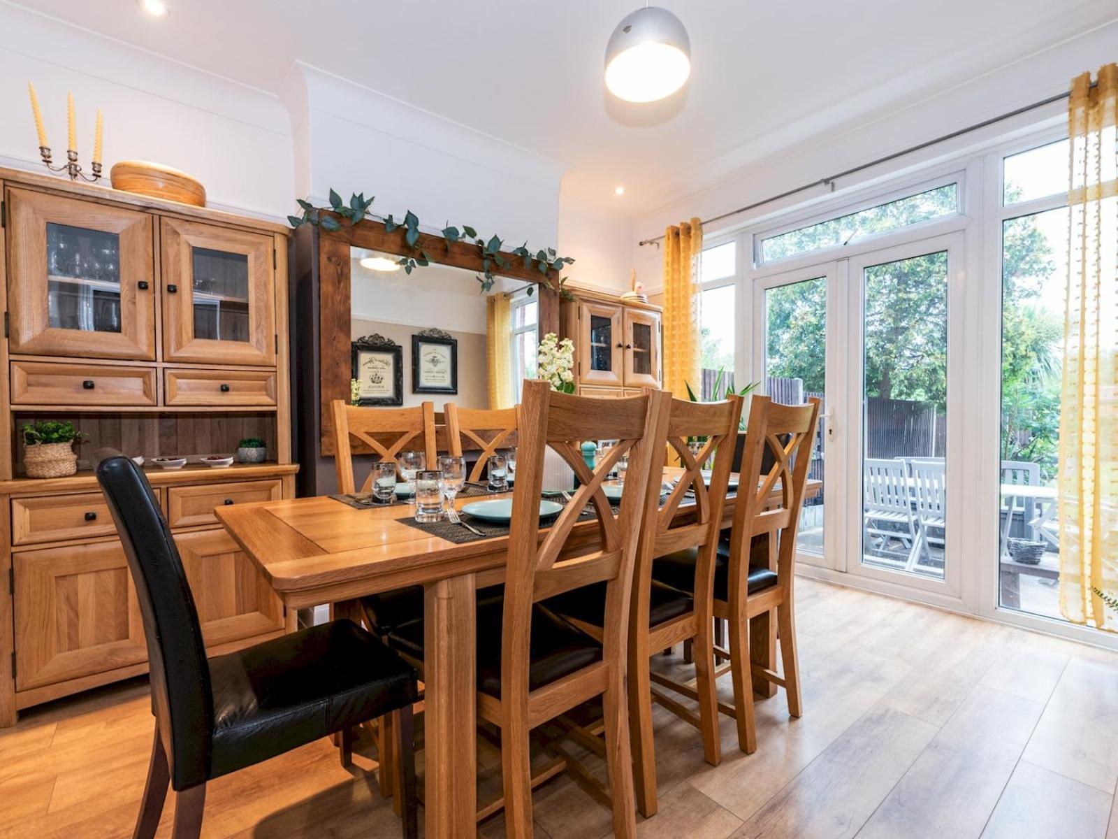 Spacious 4-bed House Direct Link To Pass The Keys Londra