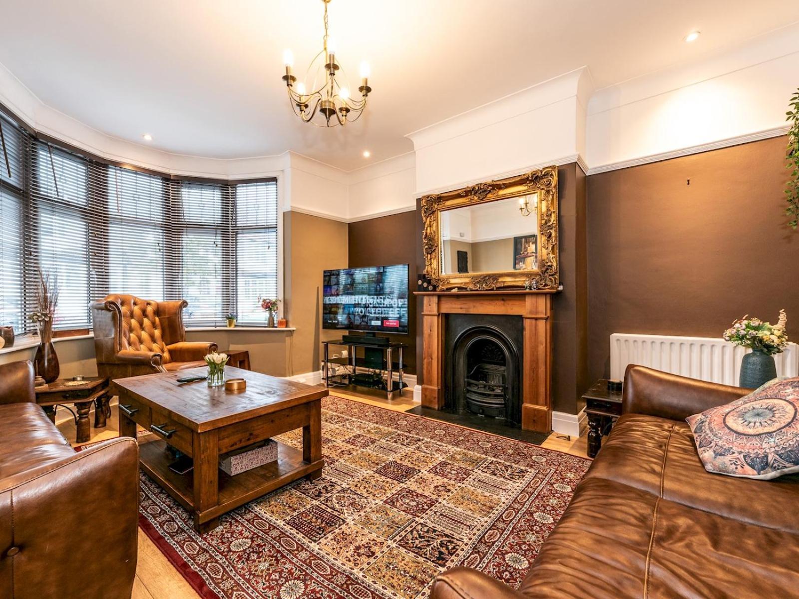 Spacious 4-bed House Direct Link To Pass The Keys *