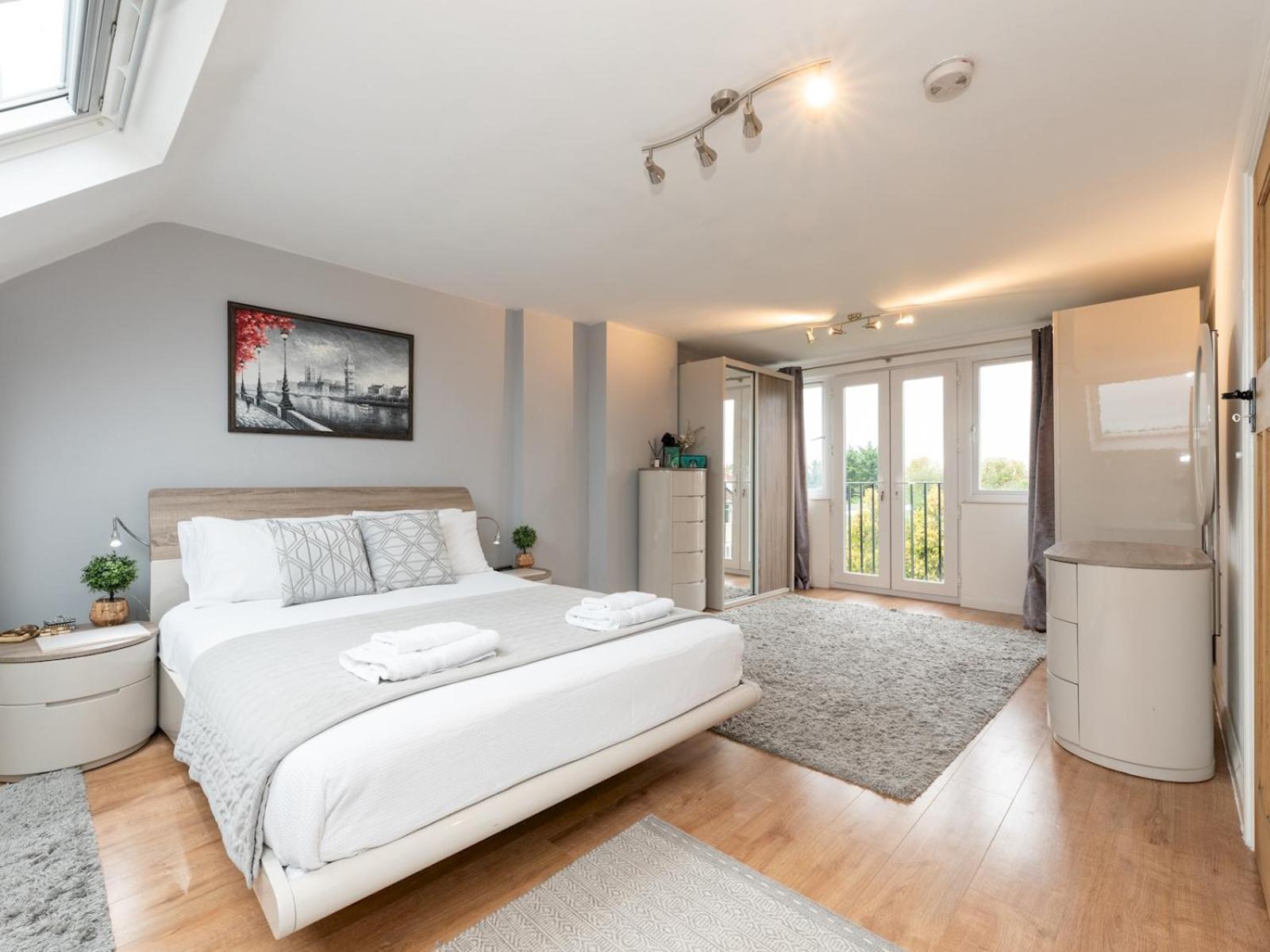 Casa vacanze Spacious 4-bed House Direct Link To Pass The Keys